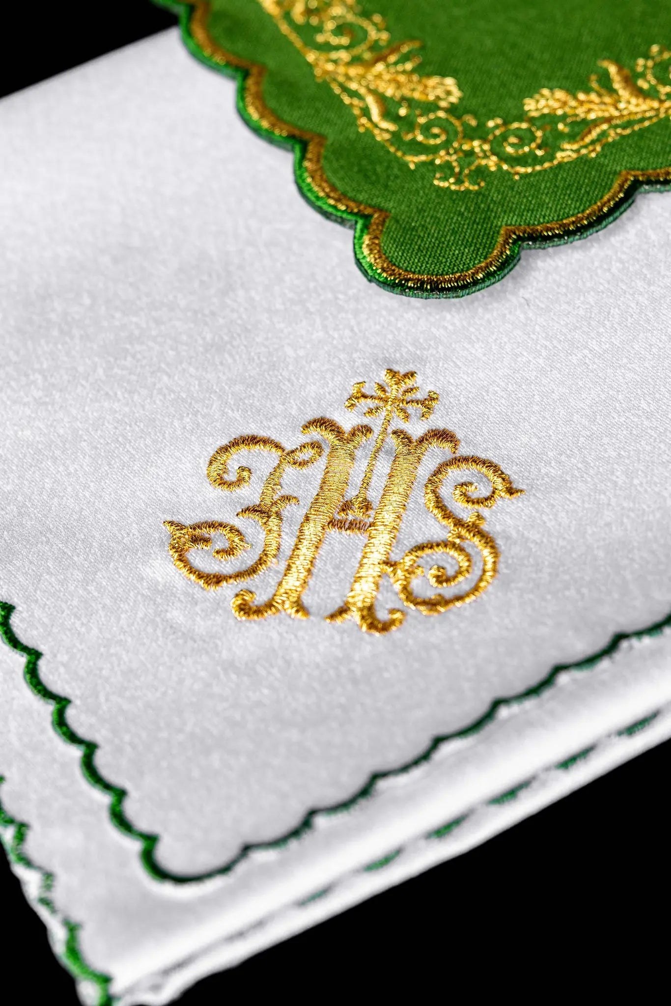 Green chalice linen set with IHS embroidery - HAFTINA ATELIER