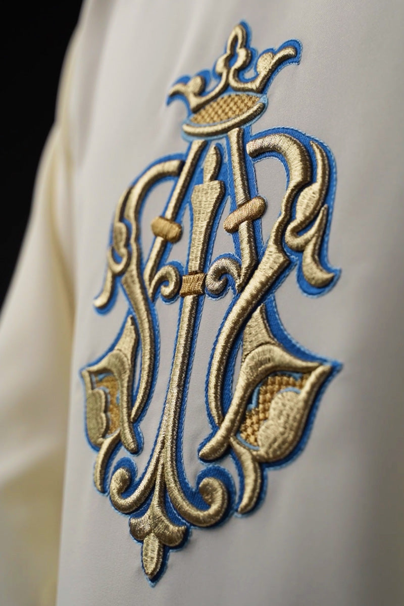 Ornat haftowany z symbolem maryjnym i szerokim kołnierzem ecru - ORNATY.PL