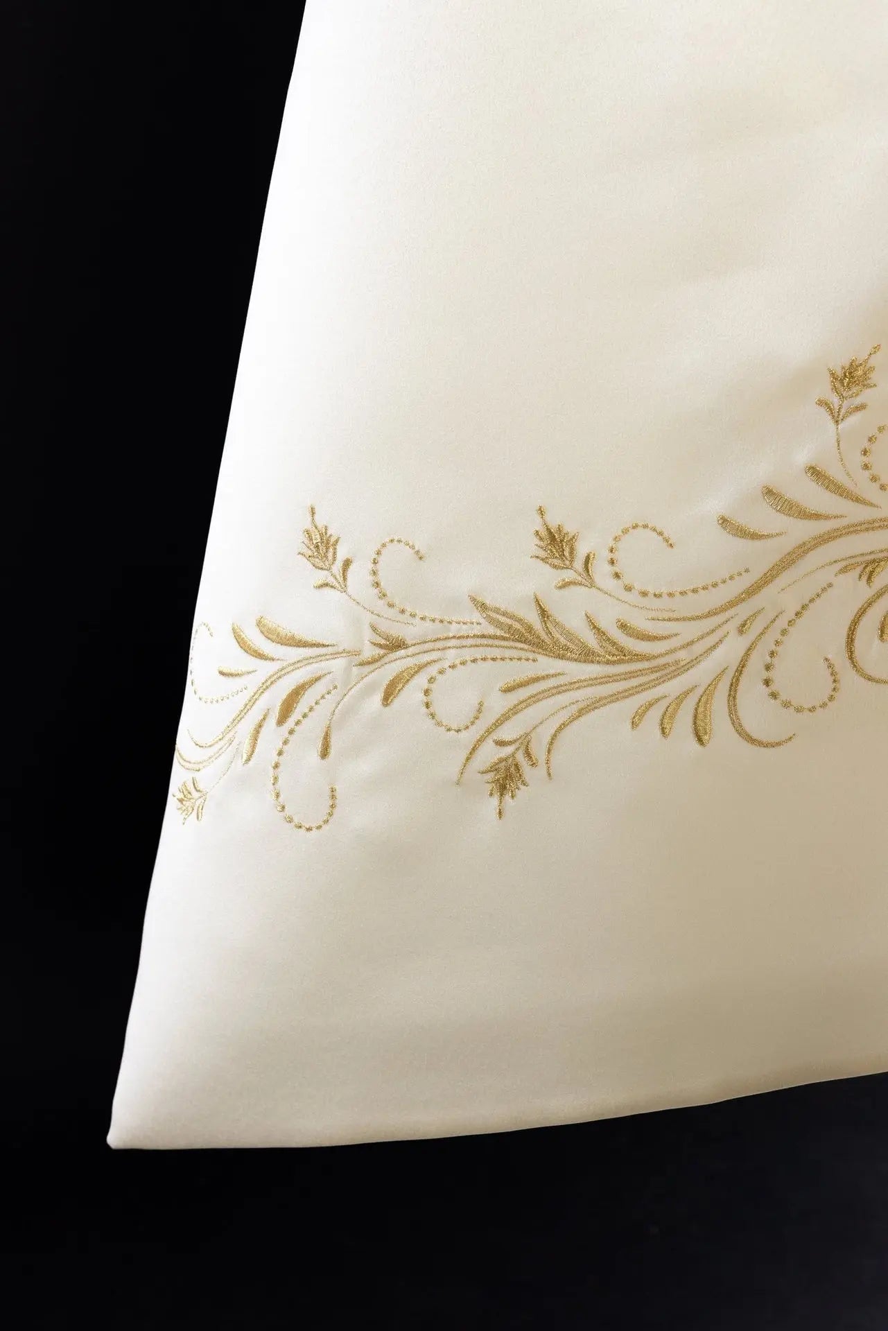Voile brodé avec motif de croix en écru