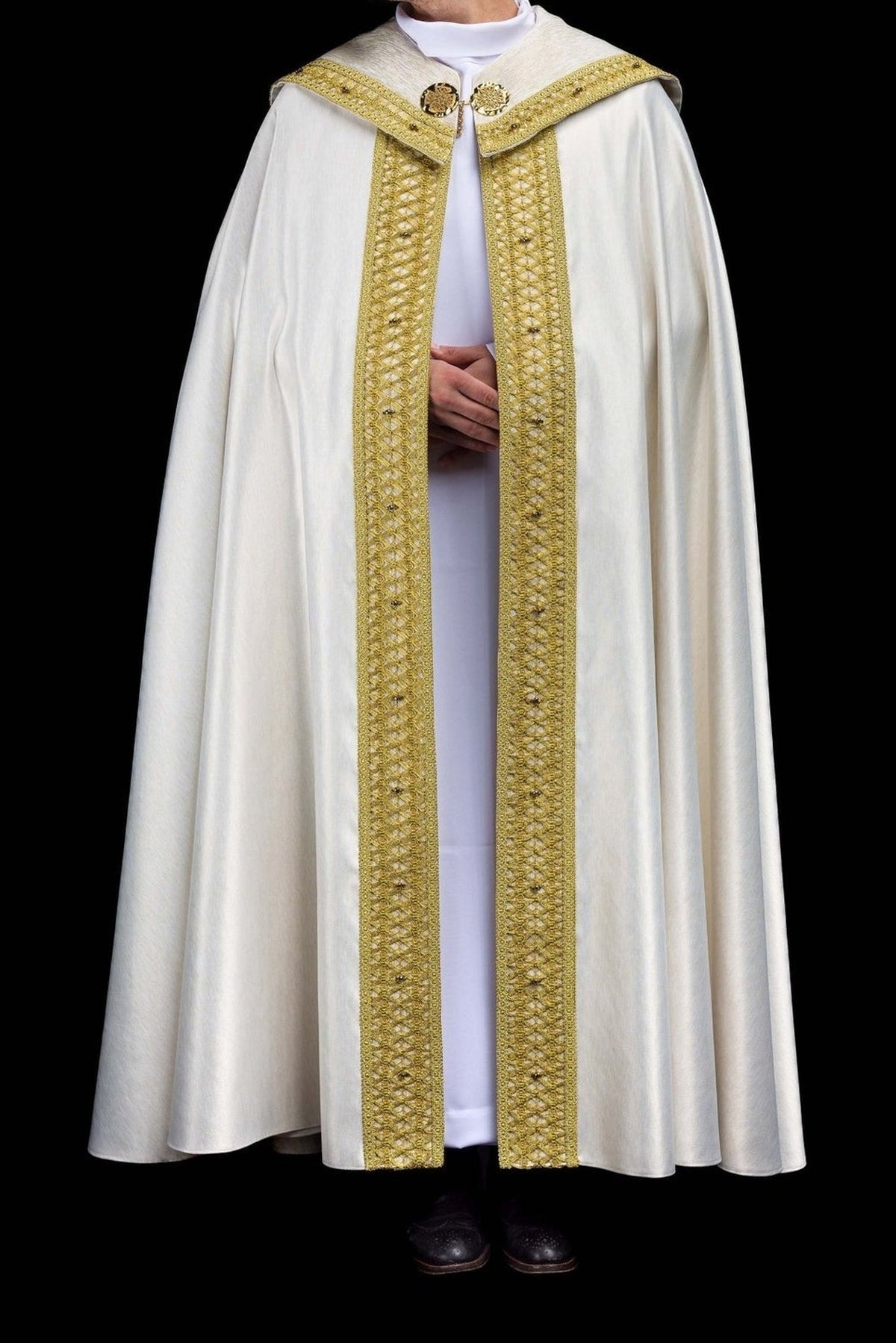Écru chape liturgique avec broderie dorée, vue de face