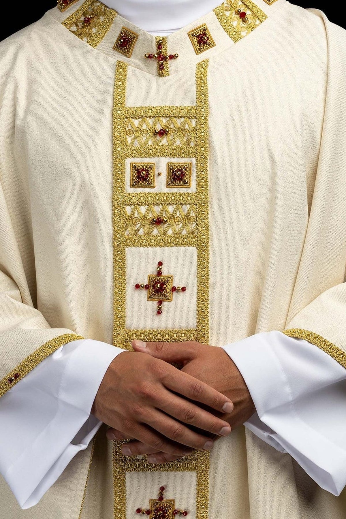 Chasuble écru pour la Vigile pascale ornée de pierres naturelles, vue de face portée