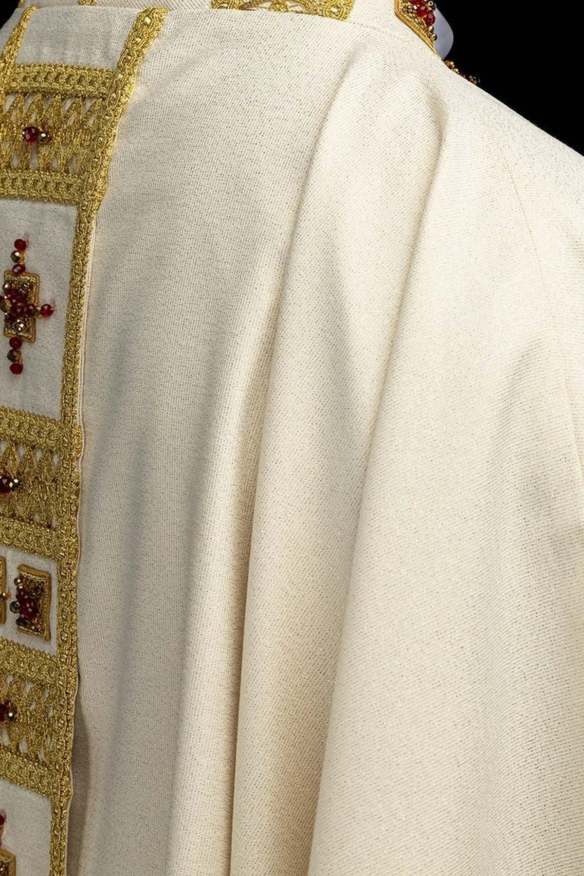 Écru chasuble ornée de pierres naturelles, orfroi central et croix en gros plan