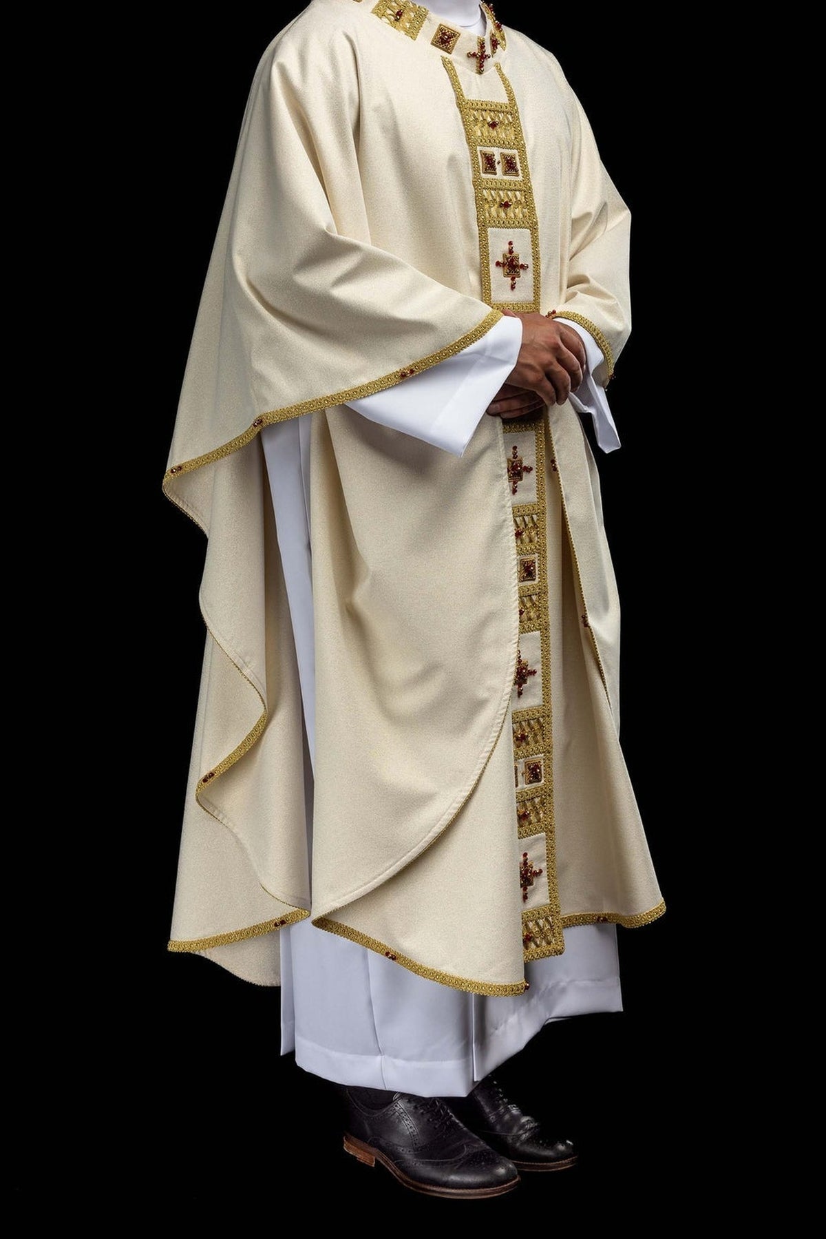 Écru chasuble ornée de pierres naturelles, vue portée de trois quarts