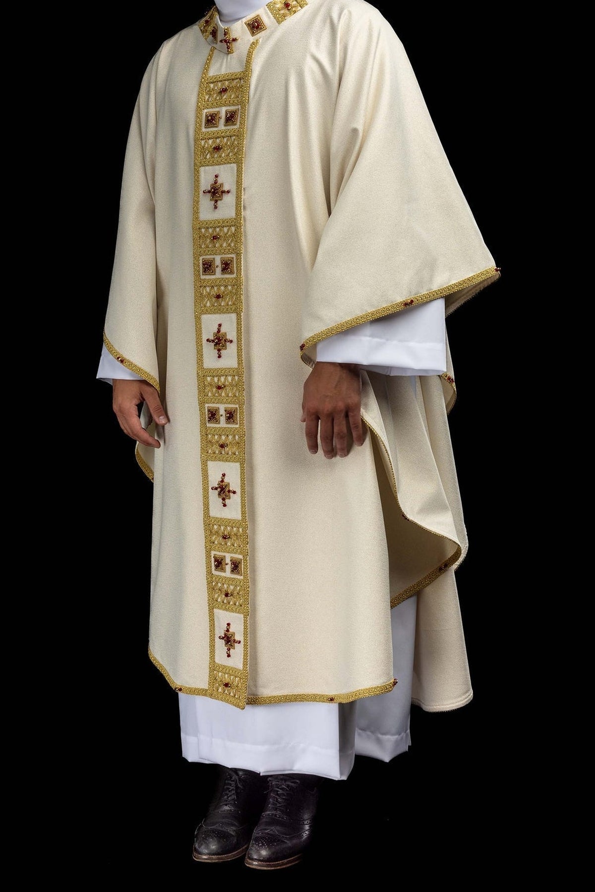 Chasuble écru ornée de pierres naturelles, vue de face en pied