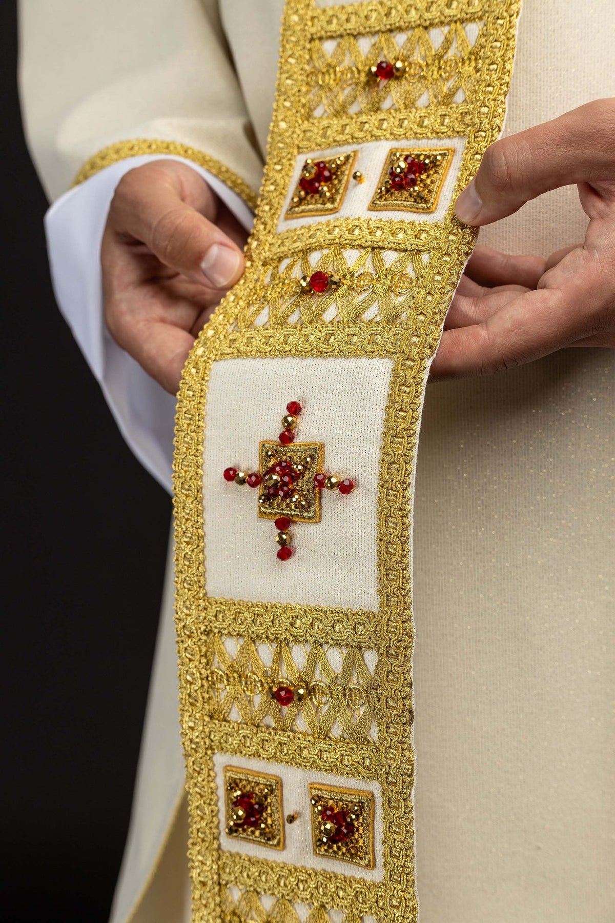 Chasuble écru ornée de pierres naturelles, gros plan des motifs carrés