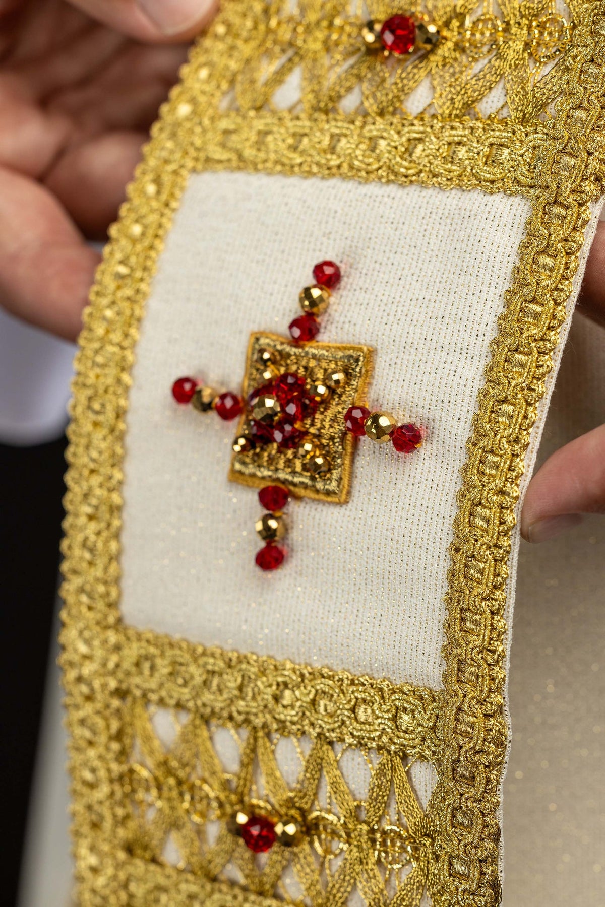 Chasuble écru ornée de pierres naturelles, détail de la croix centrale