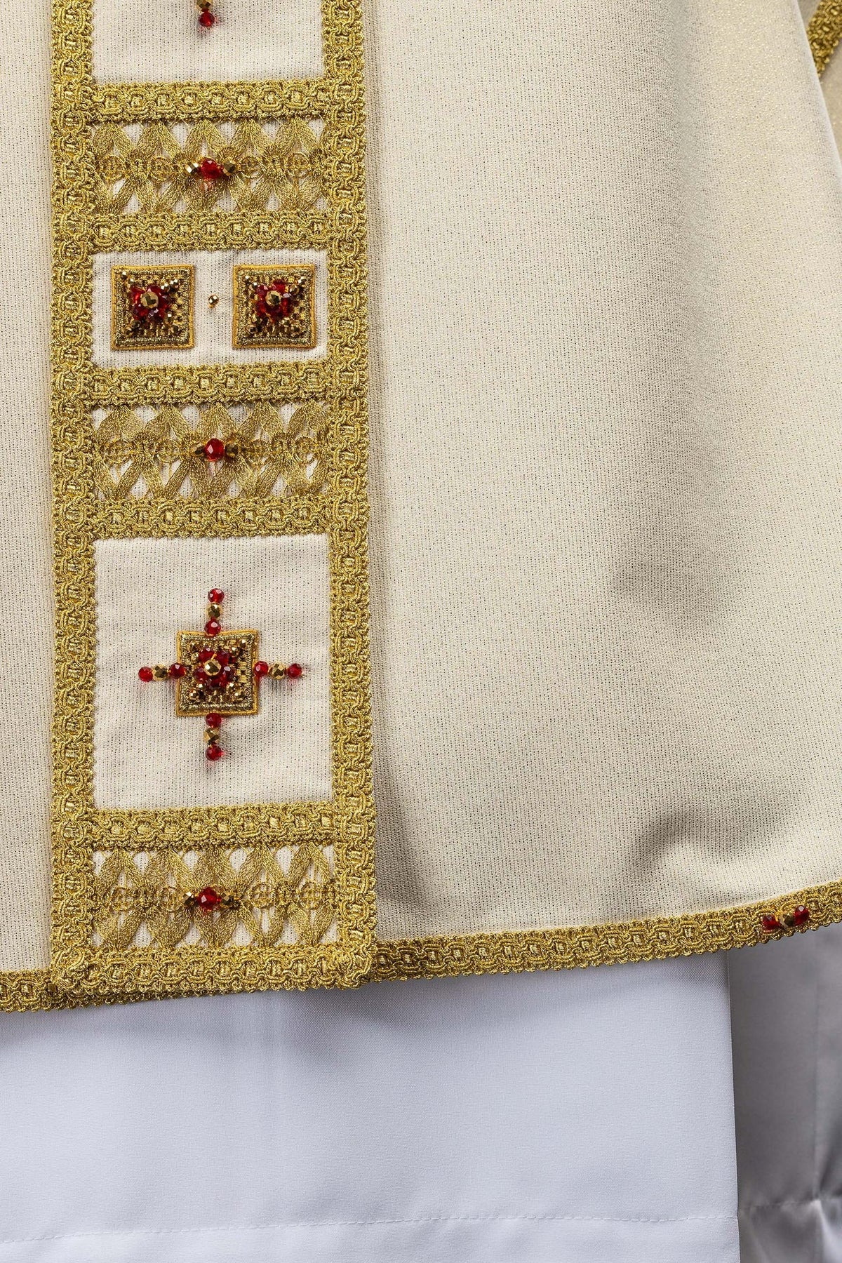 Chasuble écru ornée de pierres naturelles, détail de l’orfroi et de la bordure de manche