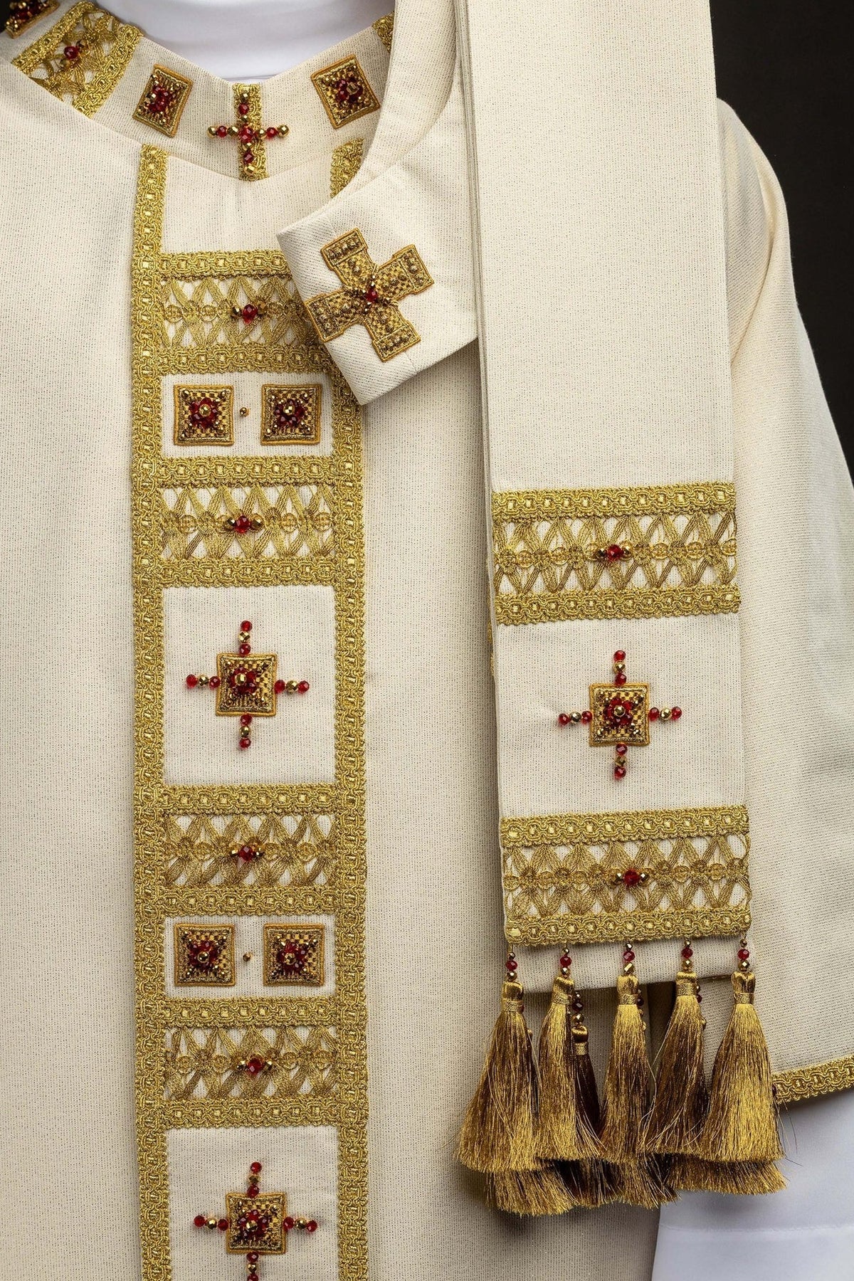 Chasuble écru ornée de pierres naturelles, vue rapprochée de l’orfroi brodé