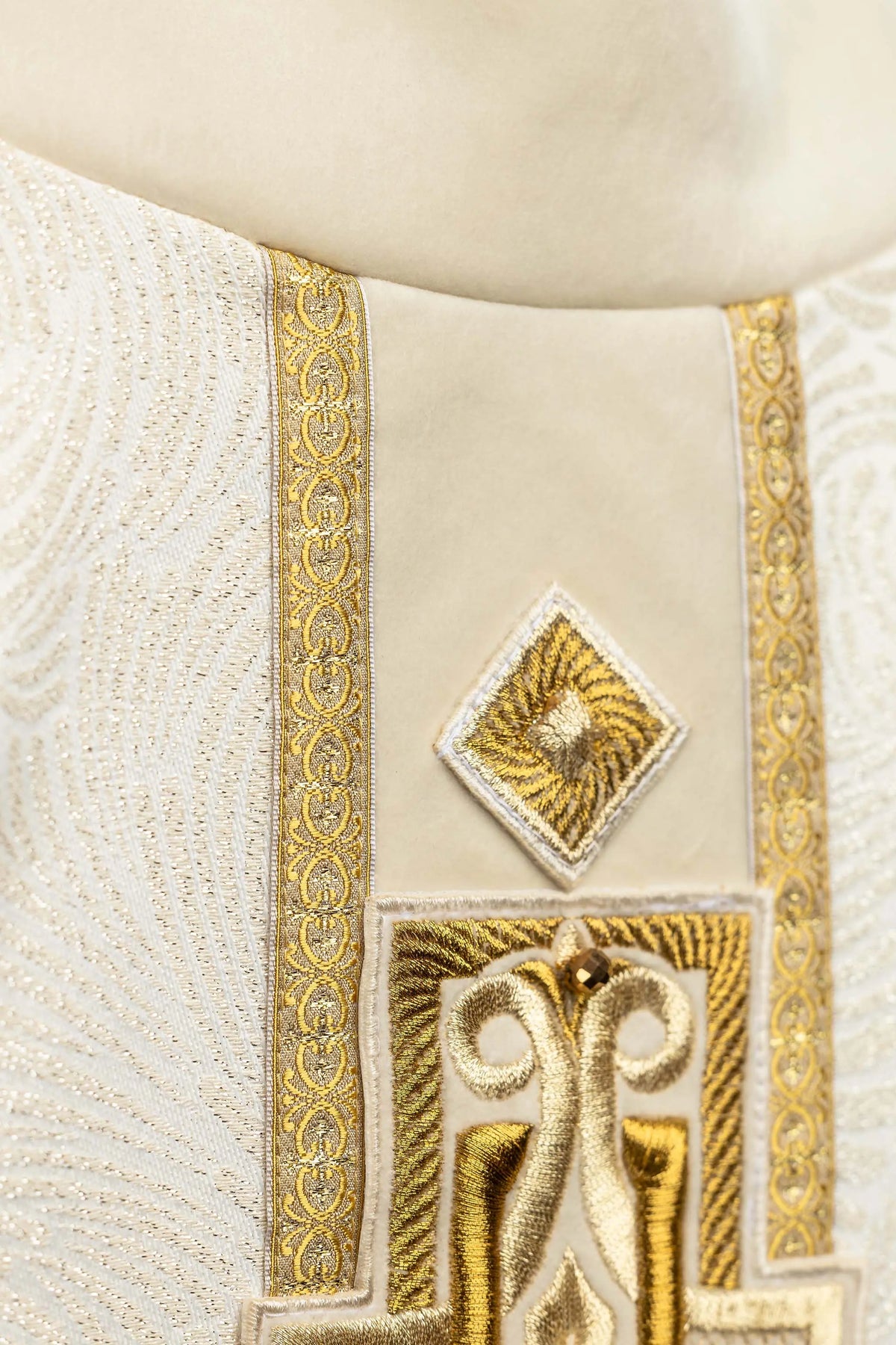 Écru chasuble avec croix brodée, gros plan de l’orfroi frontal