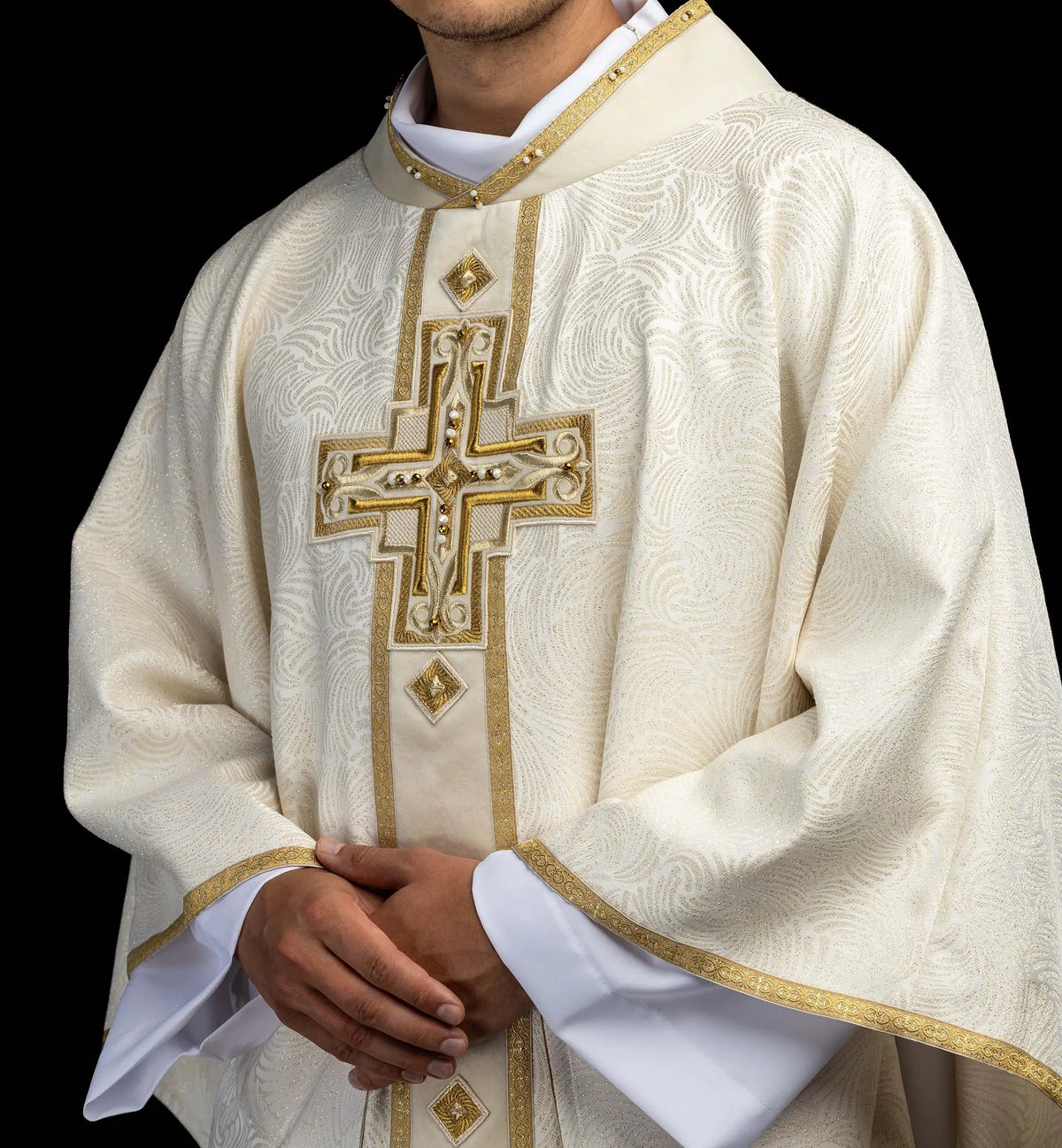 Écru chasuble avec croix brodée, vue rapprochée de face portée