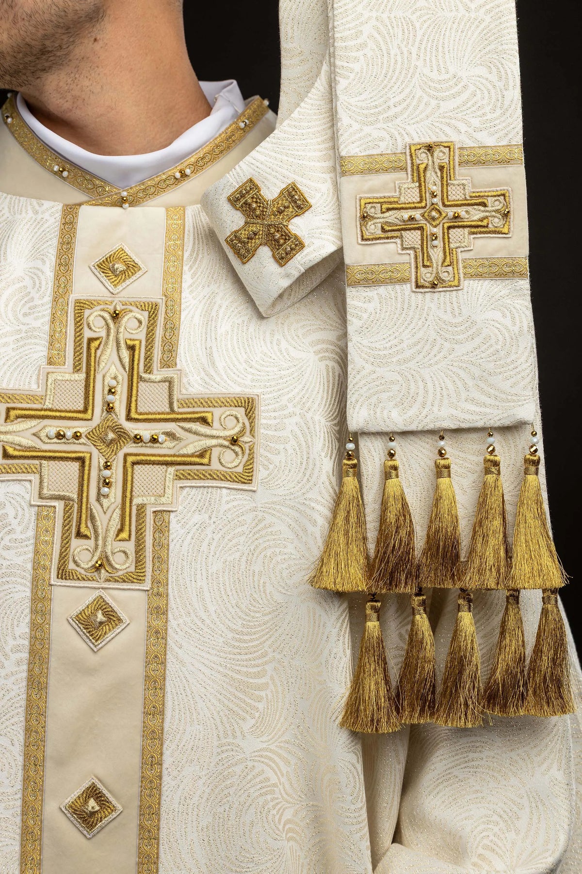 Écru chasuble avec croix brodée, détail de l’étole et des glands dorés