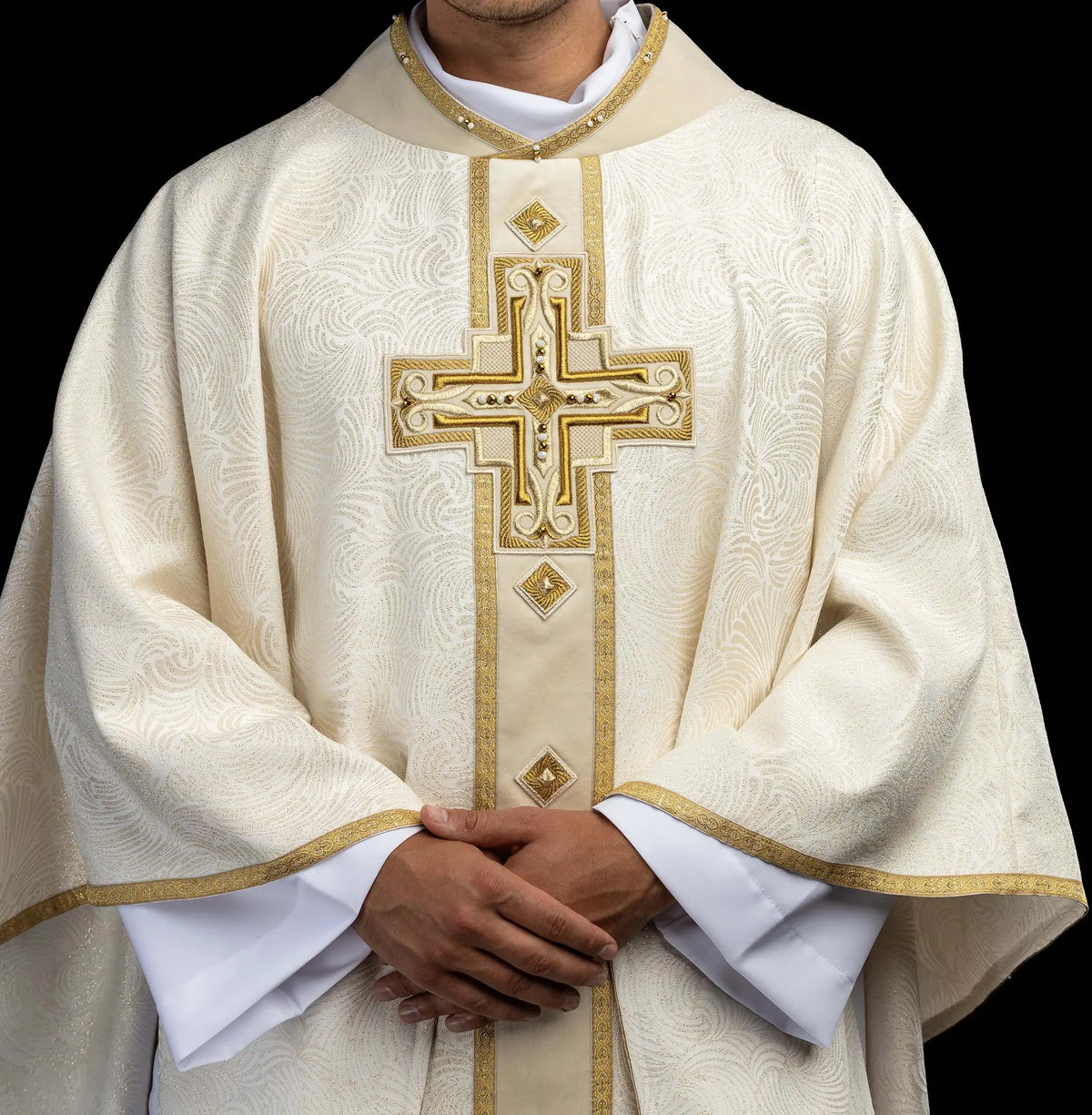 Écru chasuble avec croix brodée, vue rapprochée de la croix frontale