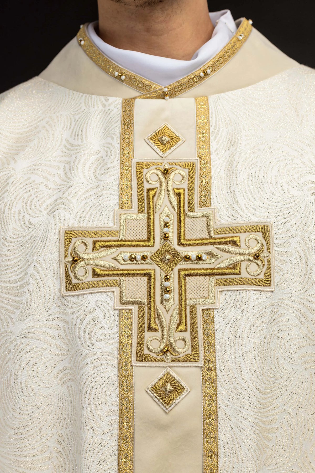 Écru chasuble avec croix brodée, vue frontale portée