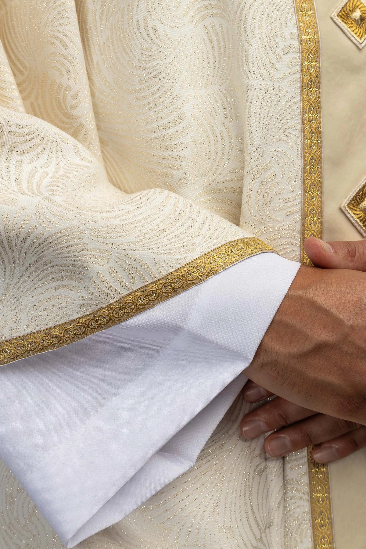 Écru chasuble avec croix brodée, détail du tissu jacquard et de l’orfroi