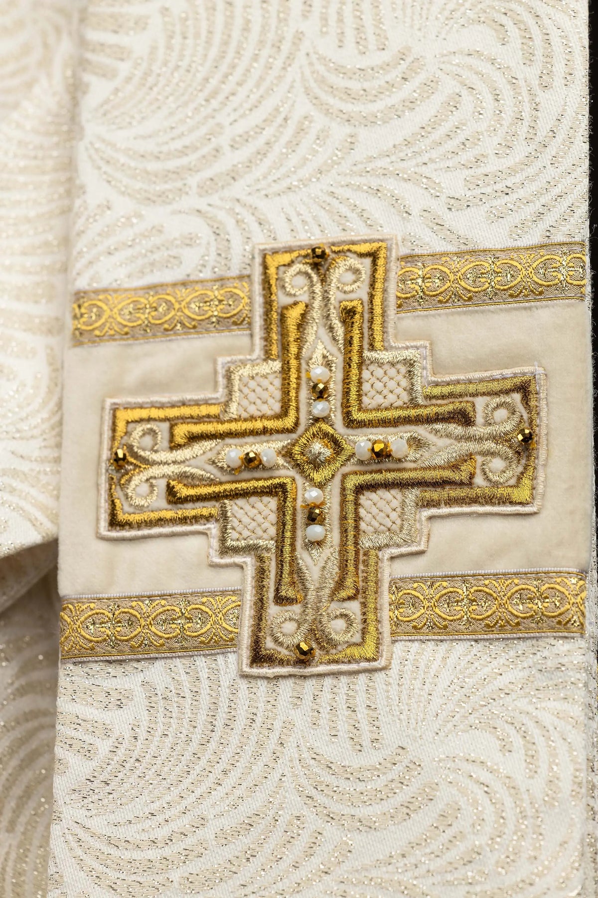 Écru chasuble avec croix brodée, détail de la croix au dos