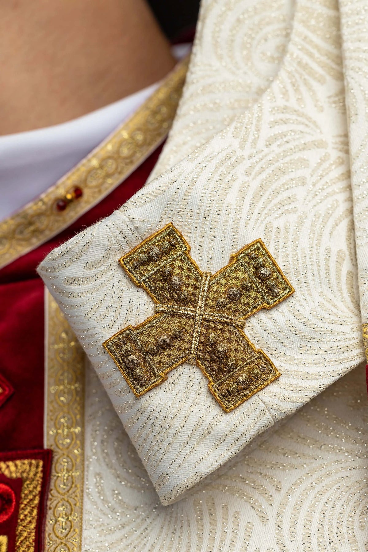 Écru chasuble avec croix brodée, détail de la manche et orfroi doré