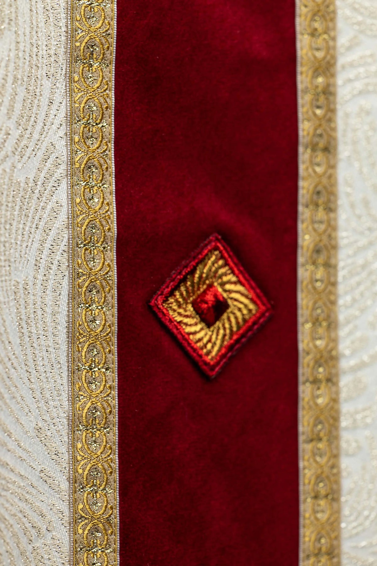 Écru chasuble avec orfroi rouge et motifs dorés, détail du devant