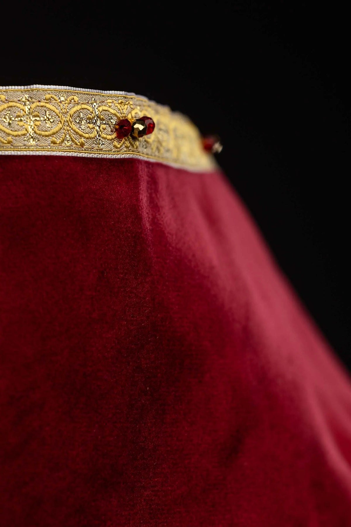 Écru chasuble avec orfroi rouge et motifs losange, détail du col