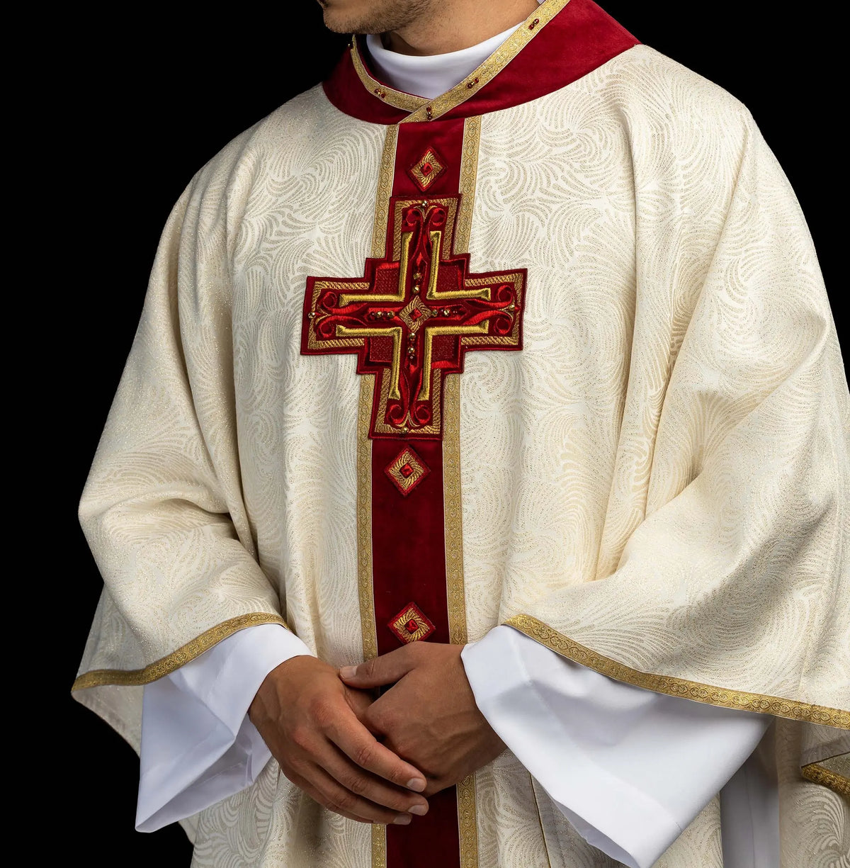 Écru chasuble avec croix brodée et orfroi rouge, vue de face portée