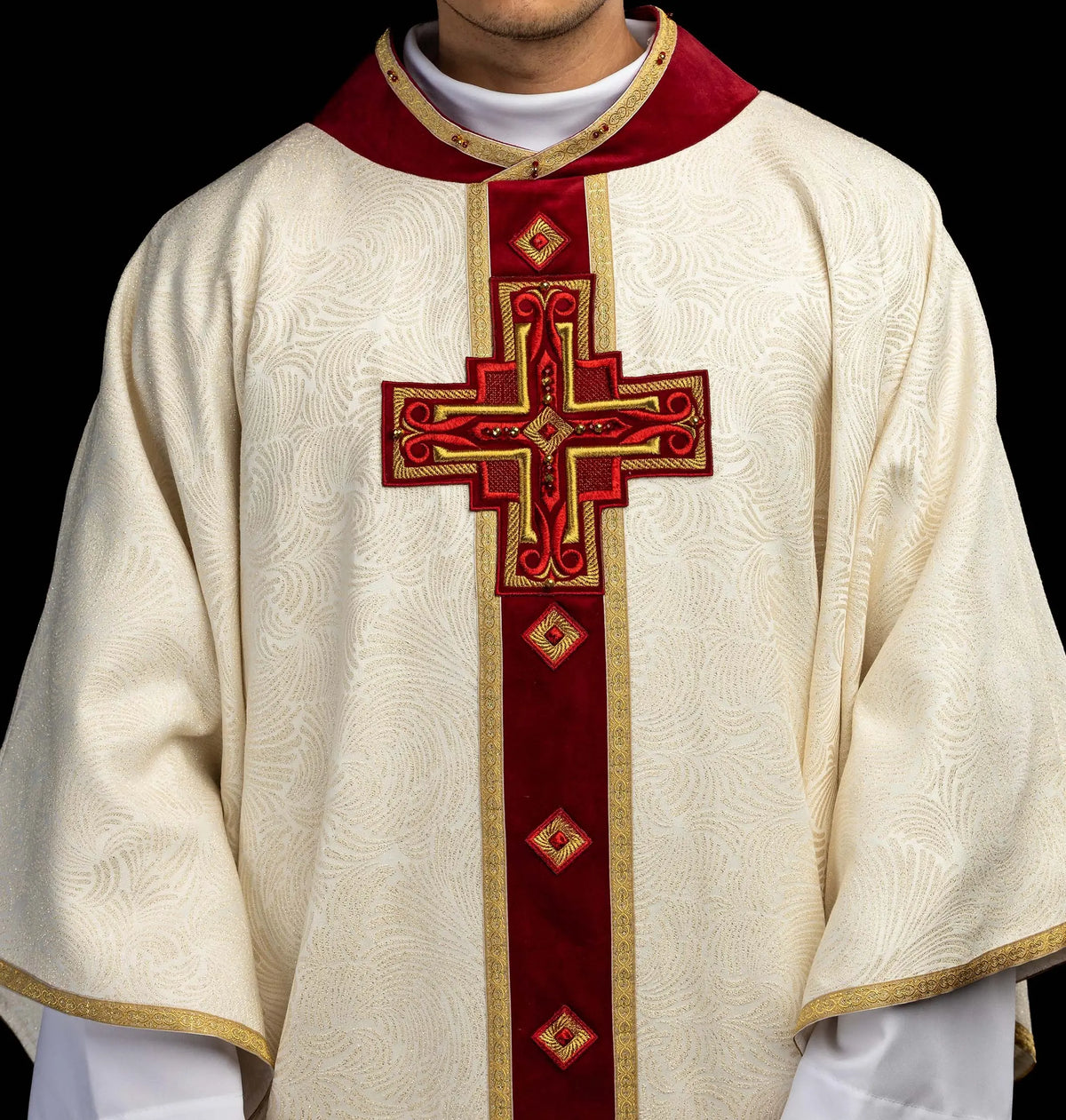 Écru chasuble avec croix brodée et pierres naturelles, vue rapprochée de face