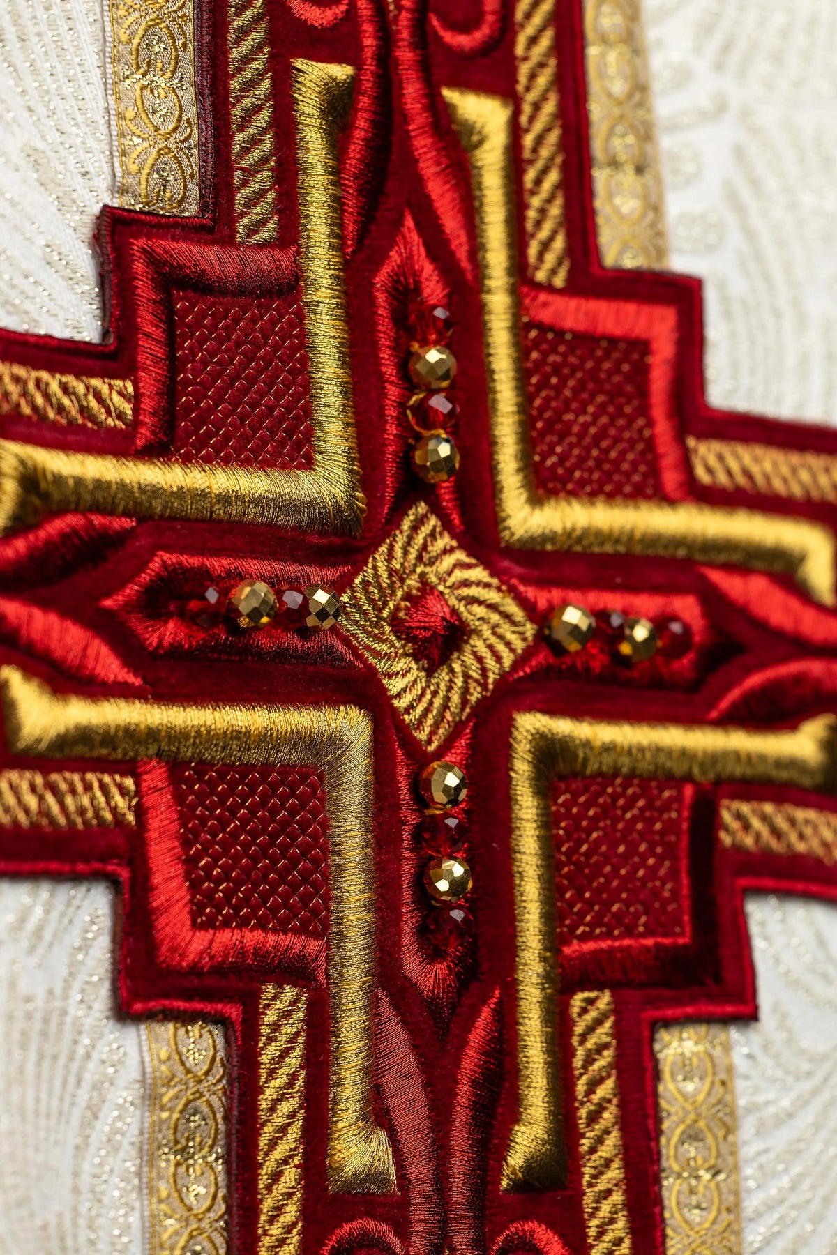 Écru chasuble avec croix brodée et pierres naturelles, détail des pierres sur la croix