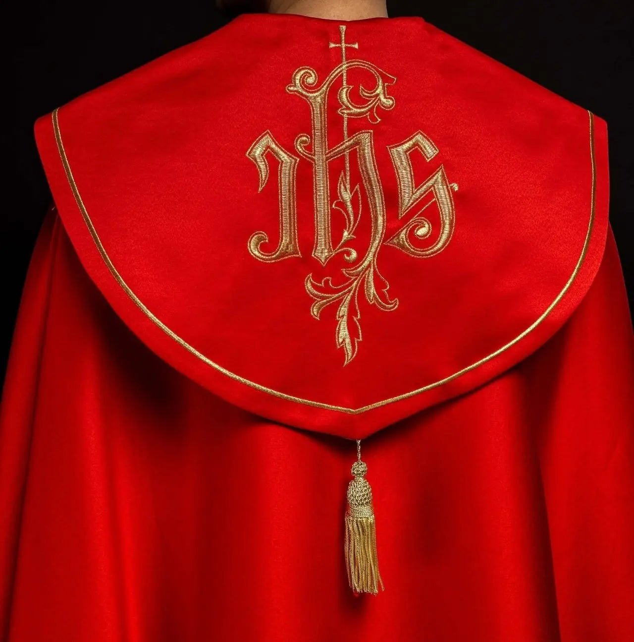 Cape eucharistique monogramme IHS rouge