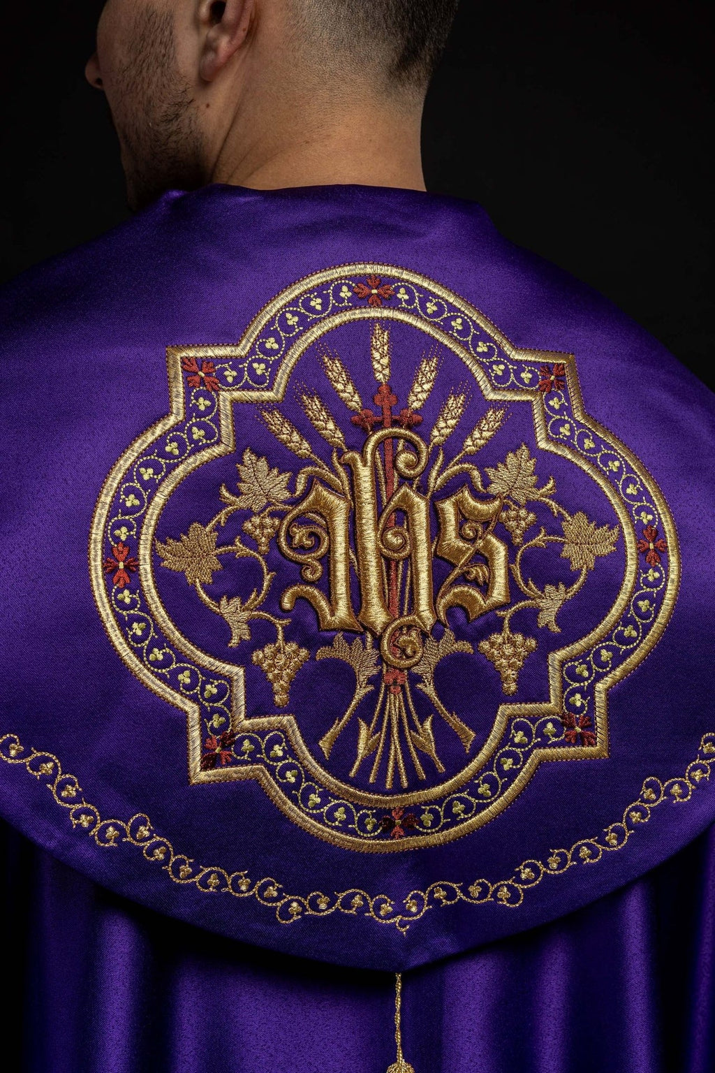 Kapa eucharystyczna z bogato zdobionym monogramem w kolorze fioletowym