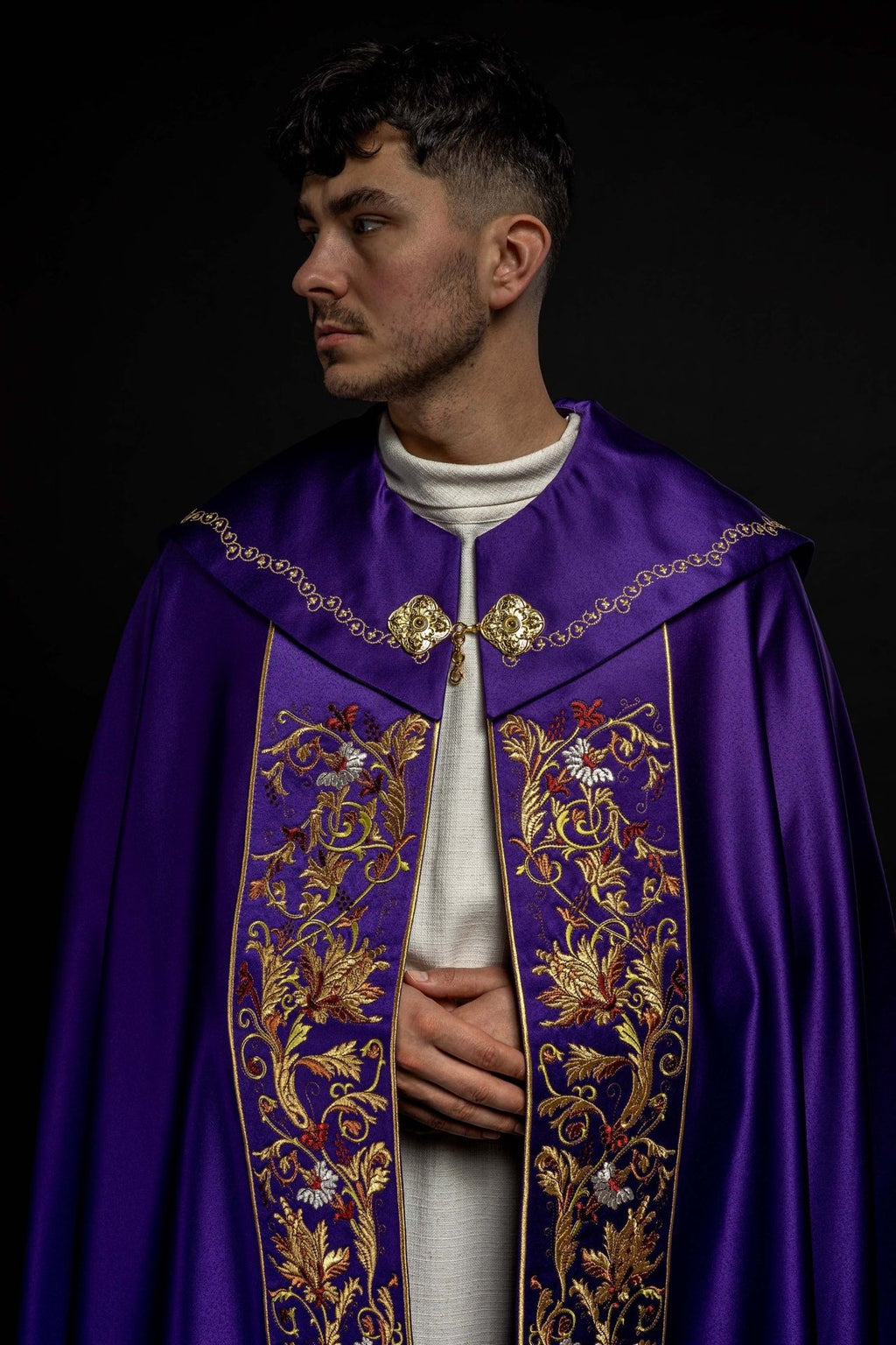 Kapa eucharystyczna z bogato zdobionym monogramem w kolorze fioletowym