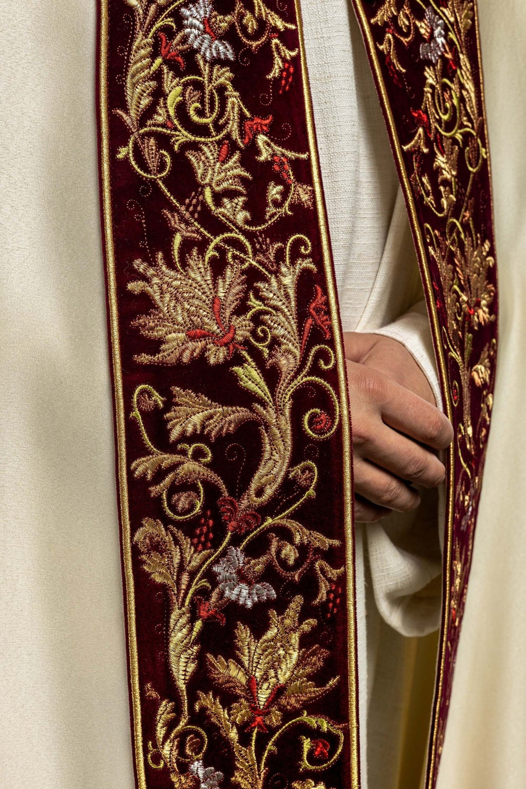 Kapa haftowana na aksamicie IHS ecru