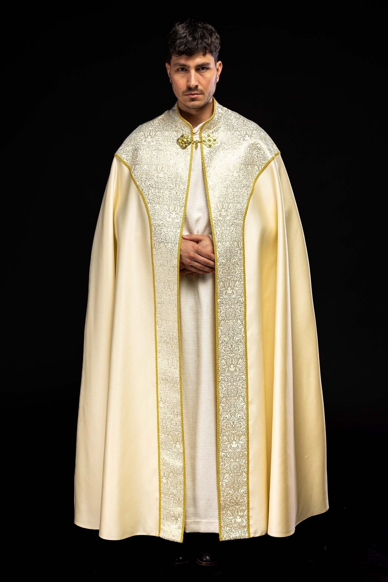 Kapa haftowana ozdobiona tkanina żakardowa ecru