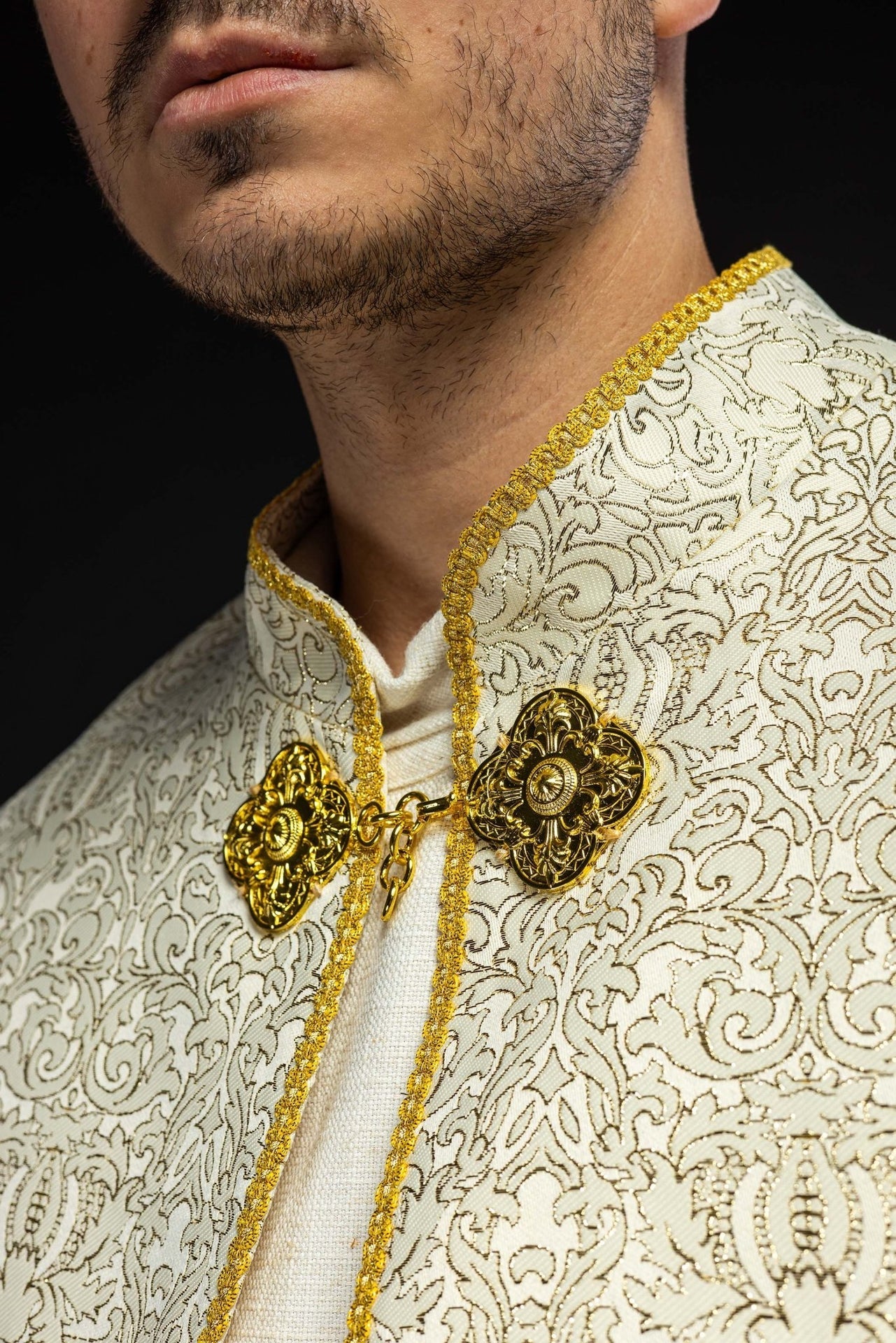 Kapa haftowana ozdobiona tkanina żakardowa ecru