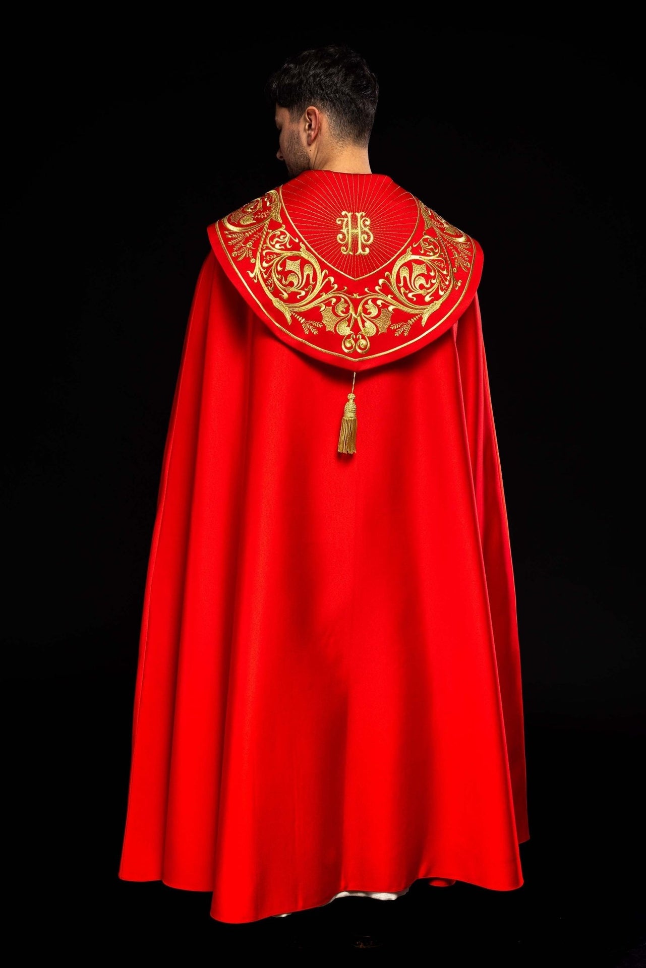 Kapa liturgiczna bogato haftowana IHS w kolorze czerwonym