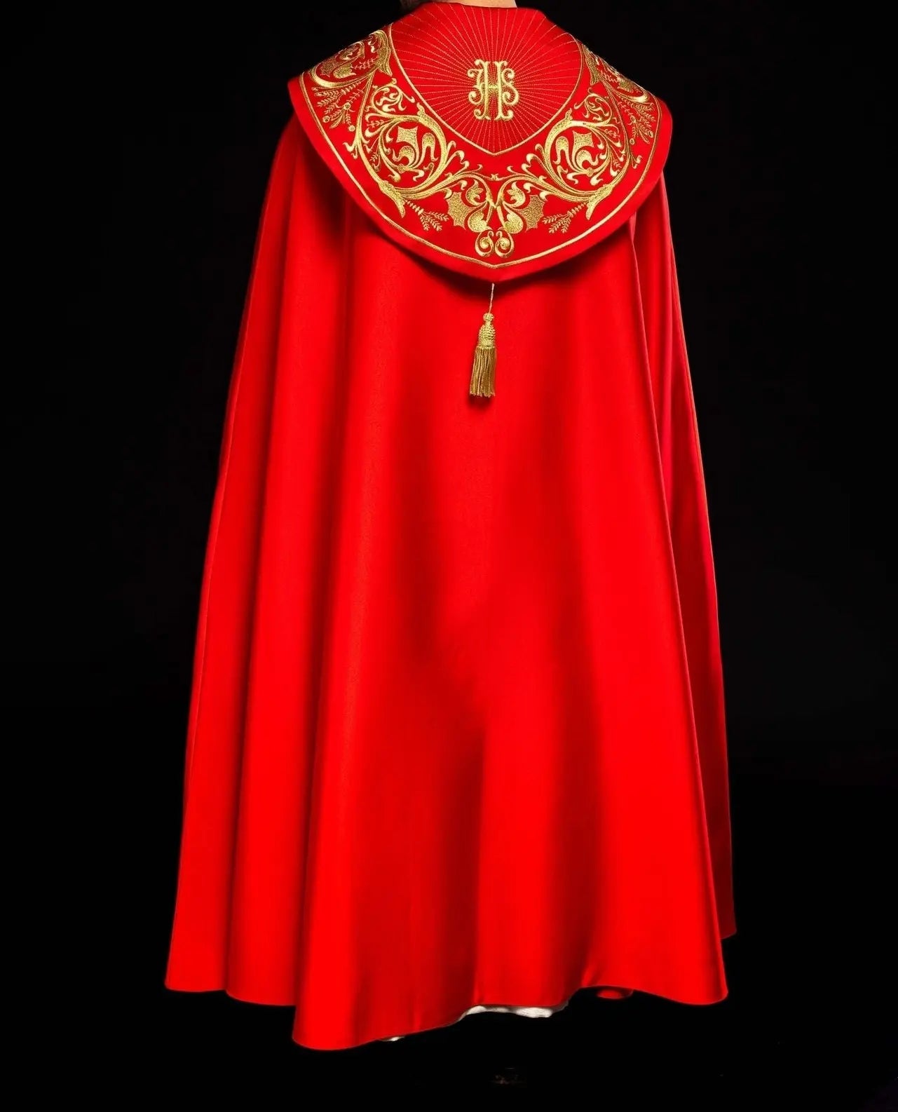 Cape liturgique richement brodée IHS en rouge