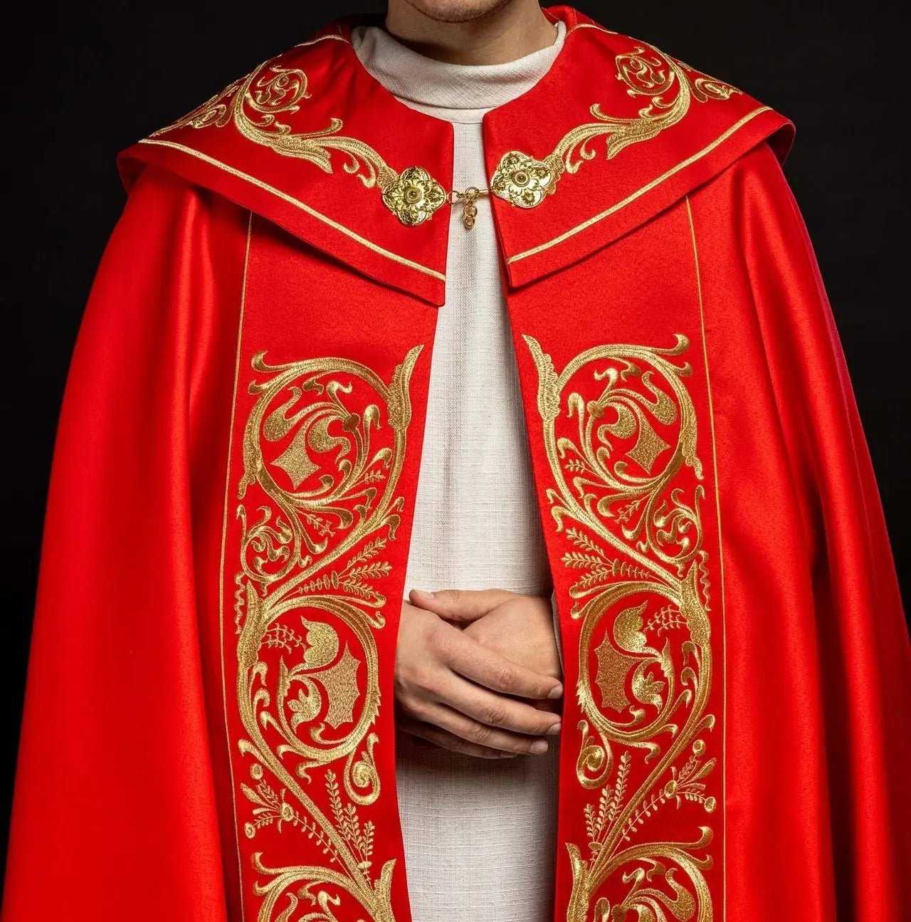 Cape liturgique richement brodée IHS en rouge