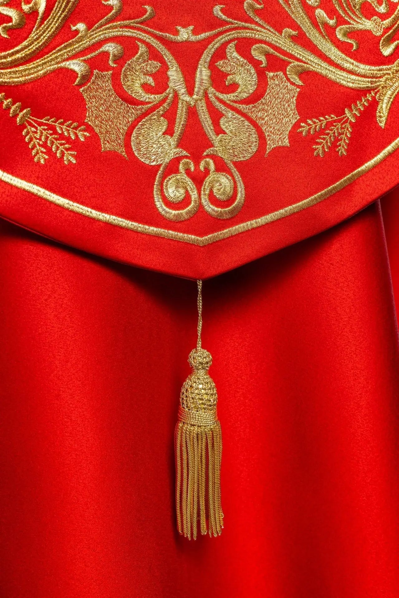 Cape liturgique richement brodée IHS en rouge