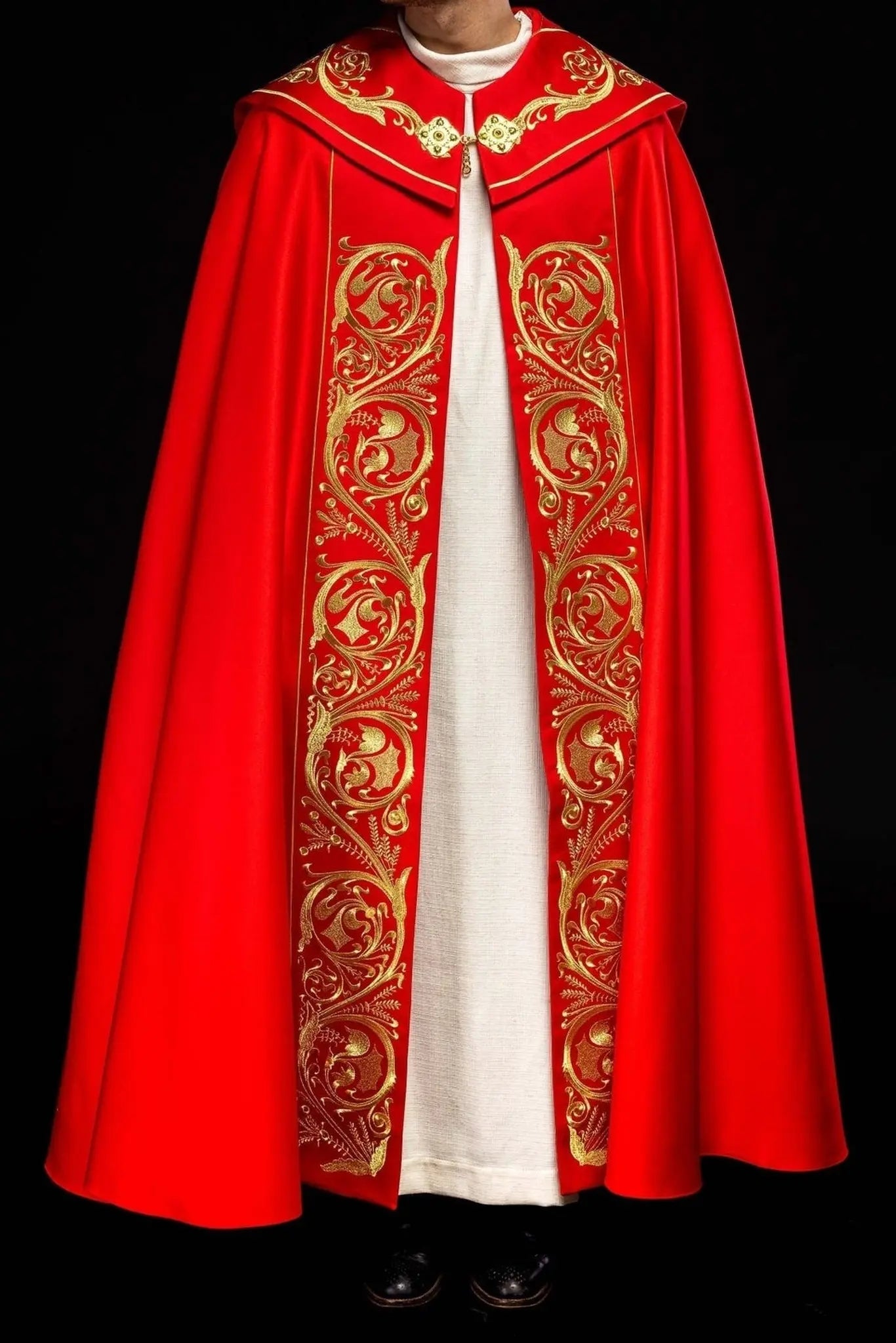Cape liturgique richement brodée IHS en rouge