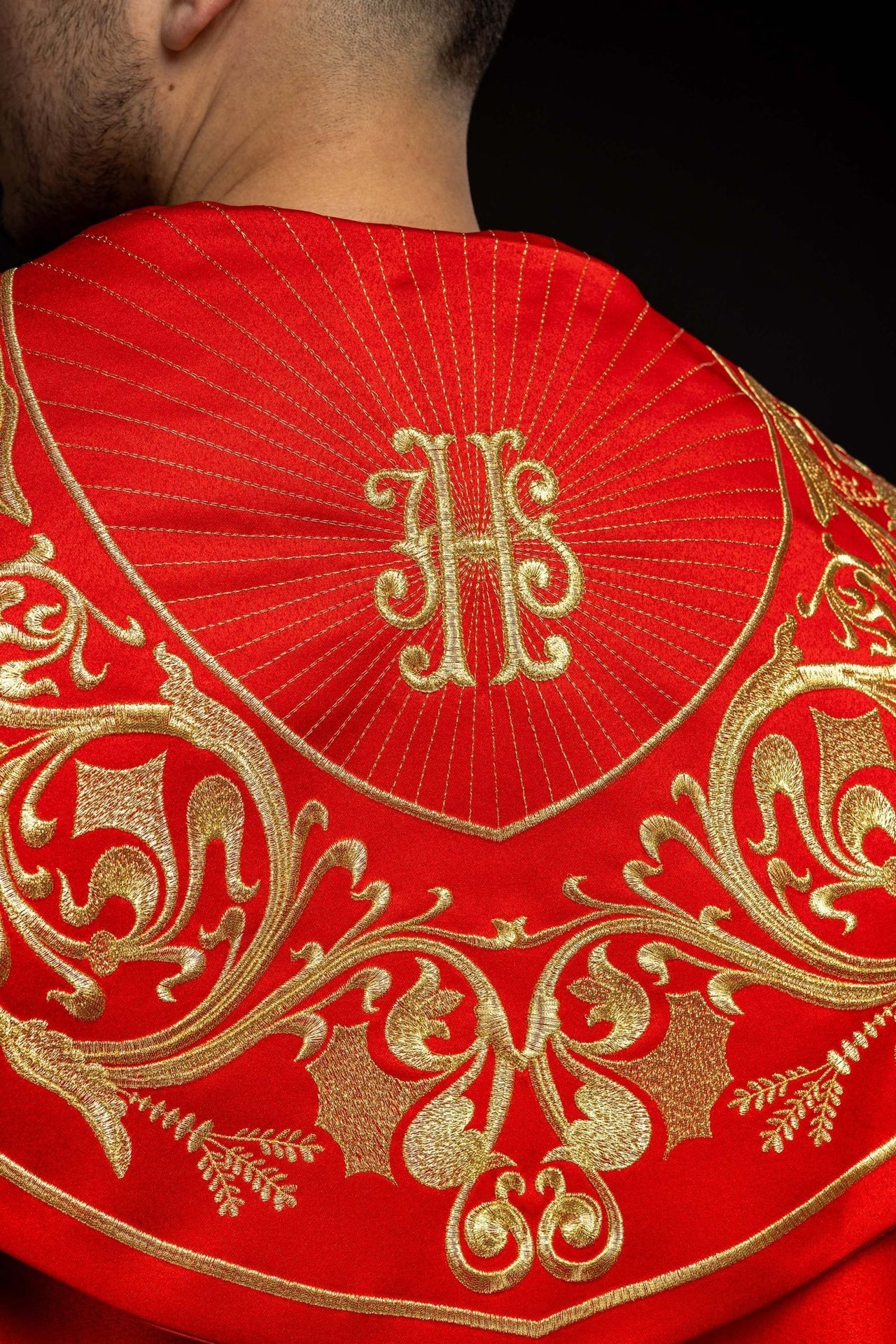 Kapa liturgiczna bogato haftowana IHS w kolorze czerwonym