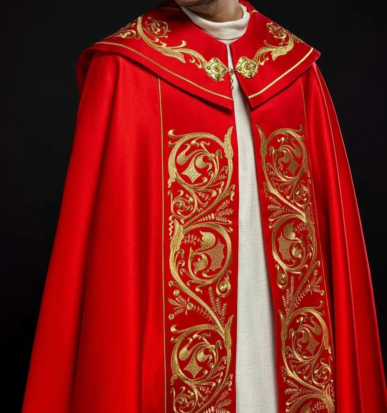 Cape liturgique richement brodée IHS en rouge