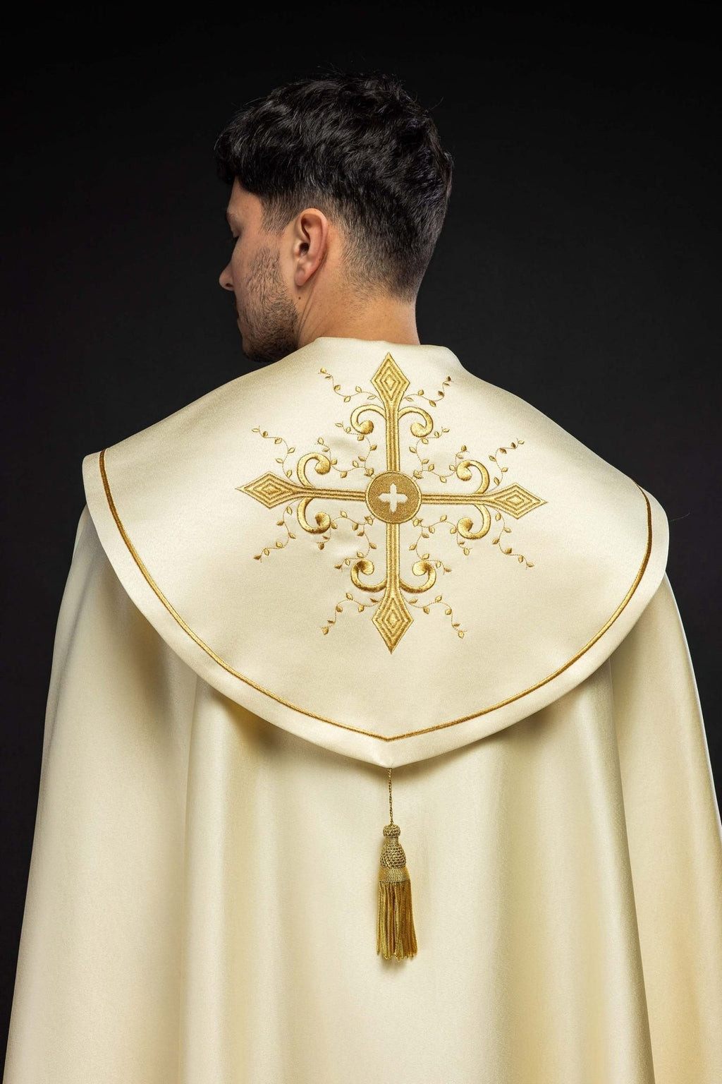 Kapa liturgiczna haftowana ecru