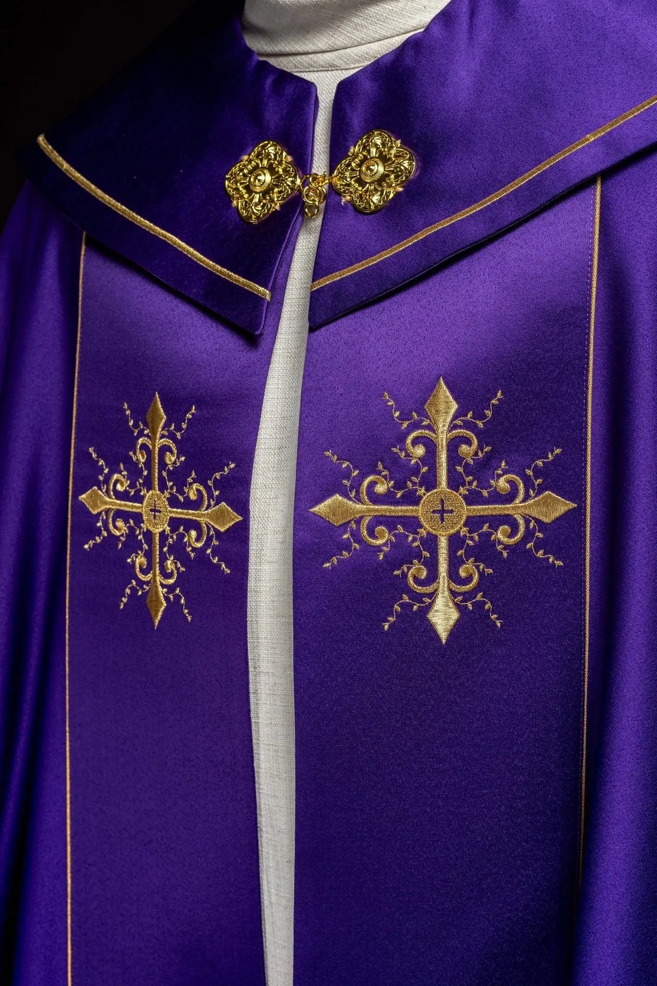Cape liturgique brodée violette