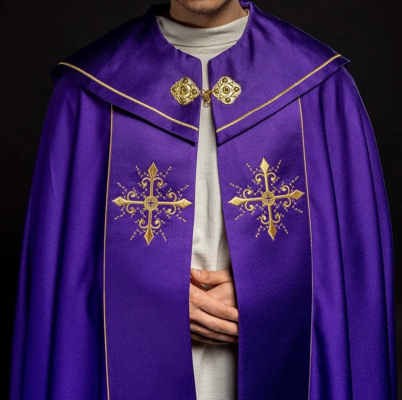 Cape liturgique brodée violette