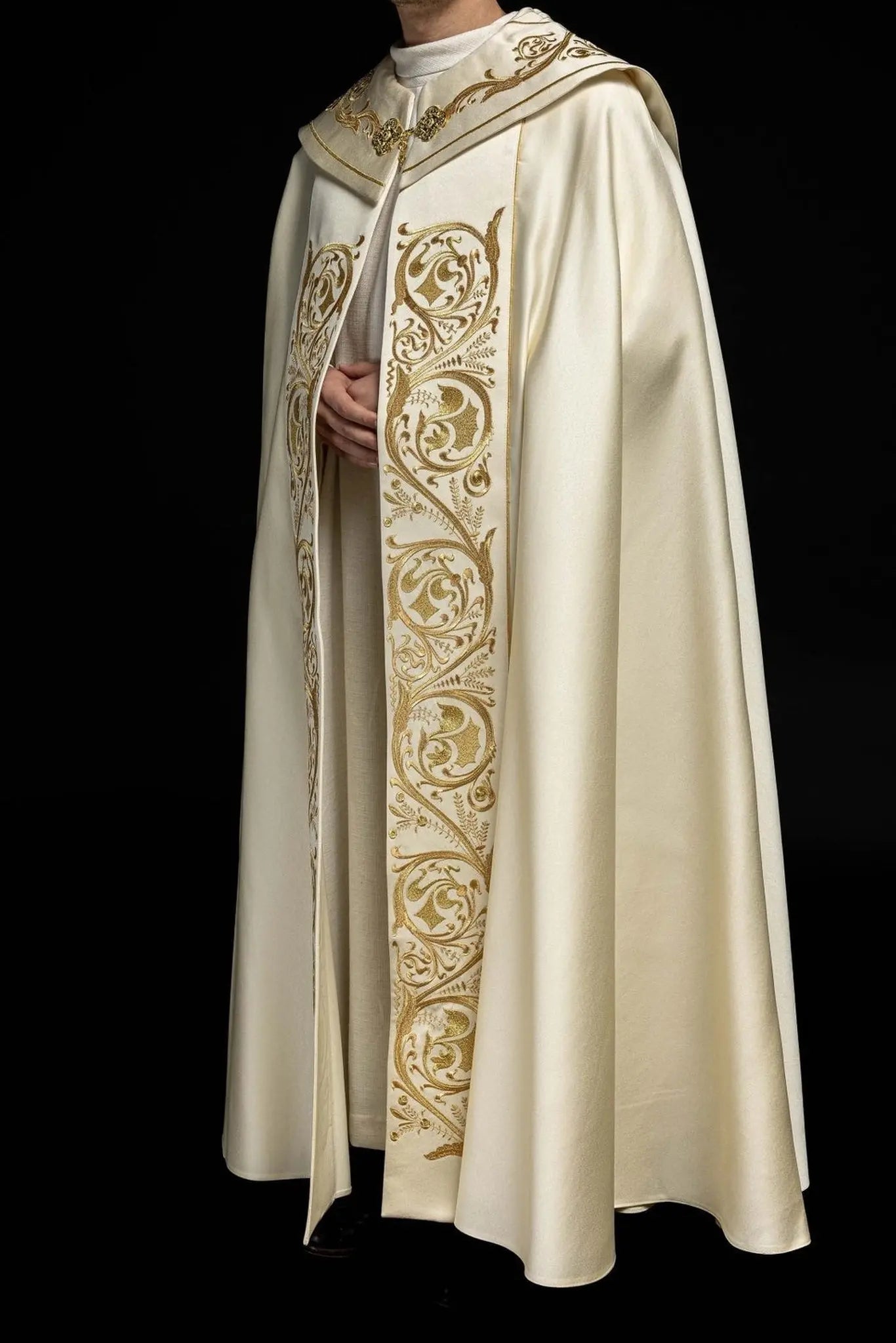 Chapelle liturgique brodée IHS écru