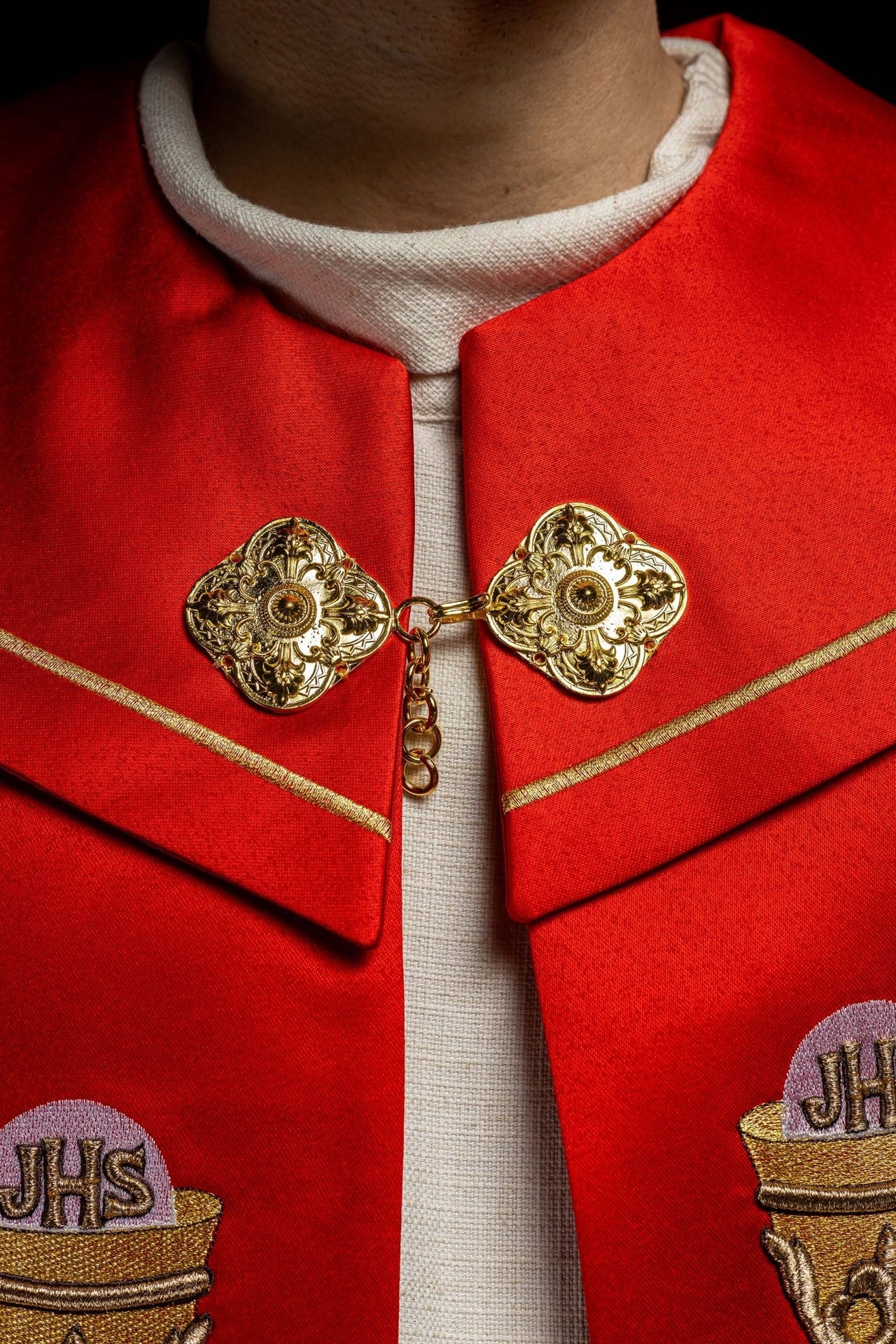 Kapa liturgiczna haftowana kielich i IHS w odcieniu czerwonym