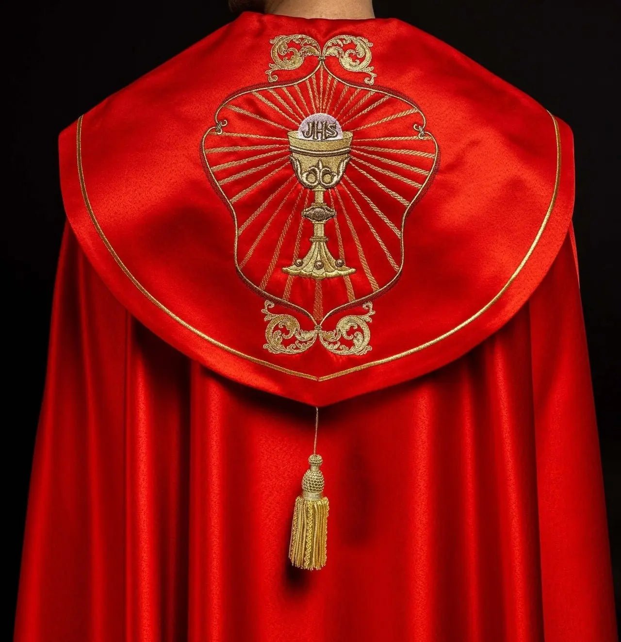 Chape liturgique brodée avec calice et IHS en teinte rouge