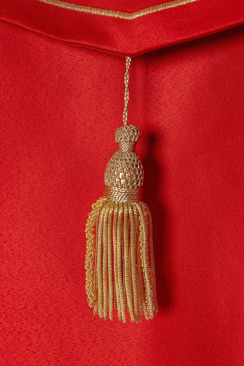 Kapa liturgiczna haftowana kielich i IHS w odcieniu czerwonym