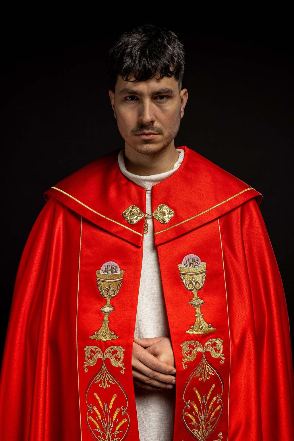 Kapa liturgiczna haftowana kielich i IHS w odcieniu czerwonym