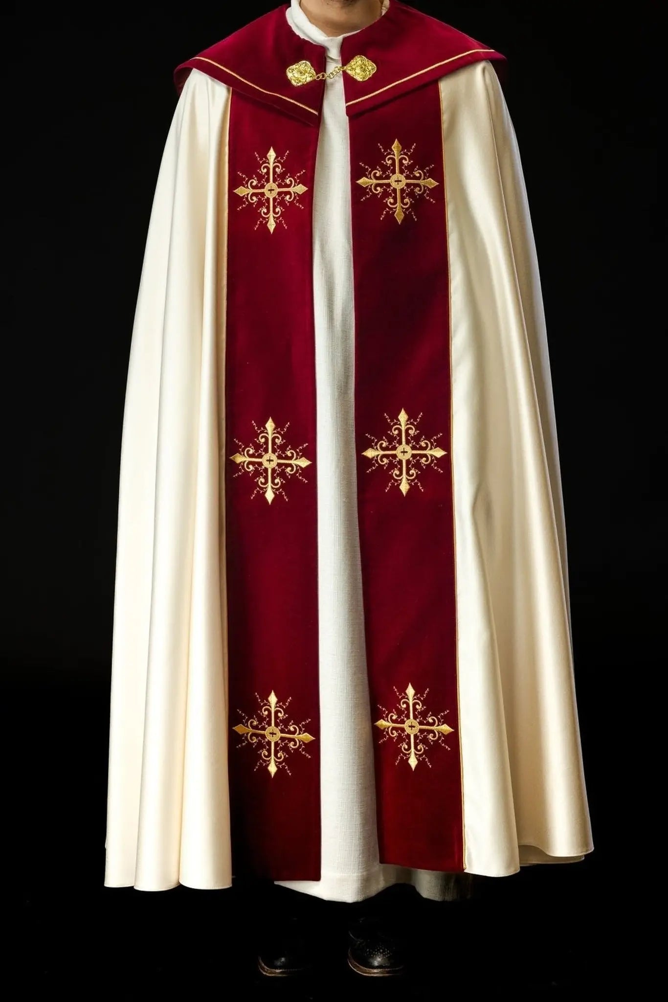 Cape liturgique brodée avec bande bordeaux
