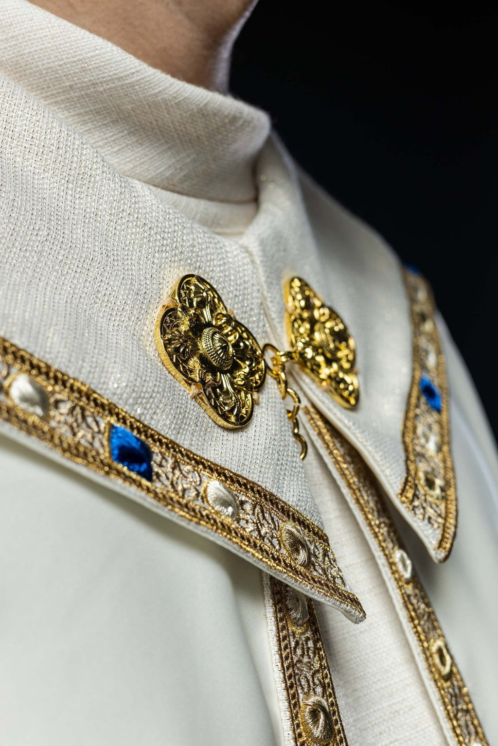 Kapa liturgiczna haftowana z herbem maryjnym