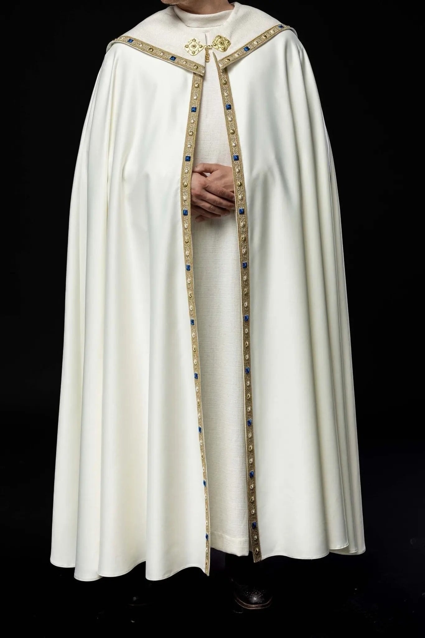 Chape liturgique avec emblème marial brodé – Écru