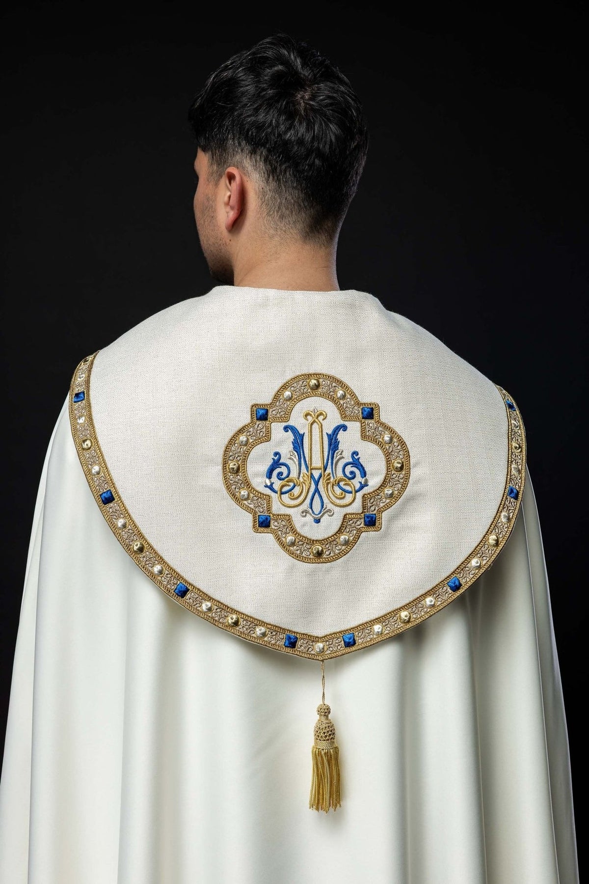 Kapa liturgiczna haftowana z herbem maryjnym